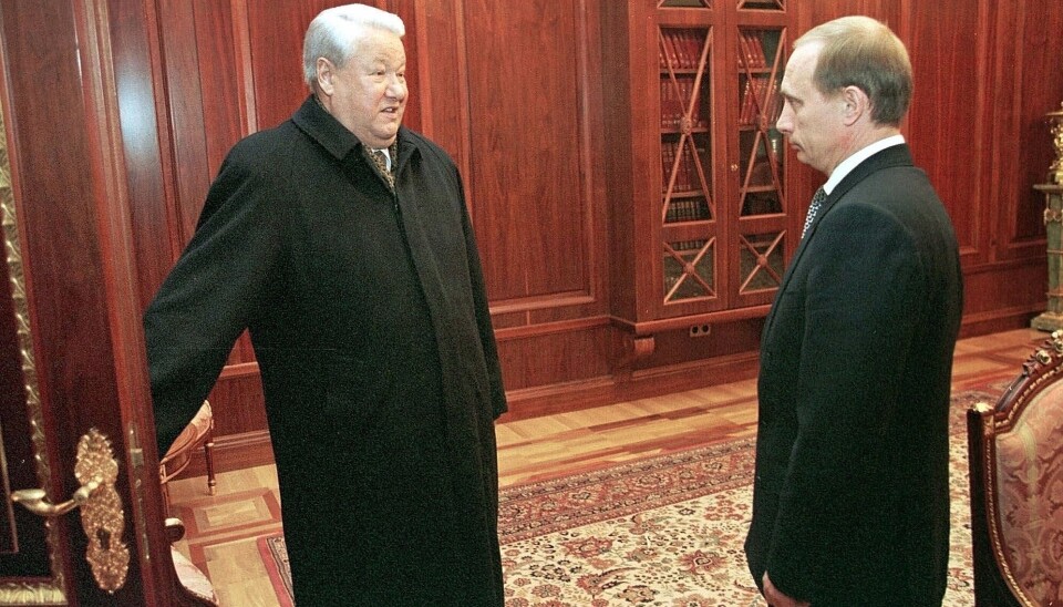 NYTTÅRSAFTEN: Dette bildet er tatt 31. desember 1999 og viser den tidligere russiske presidenten Boris Jeltsin og hans etterfølger Vladimir Putin i Kreml.