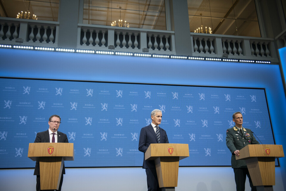 HEVER BEREDSKAPEN: Forsvarsminister Bjørn Arild Gram, statsminister Jonas Gahr Støre og forsvarssjef Eirik Kristoffersen under pressekonferansen mandag.
