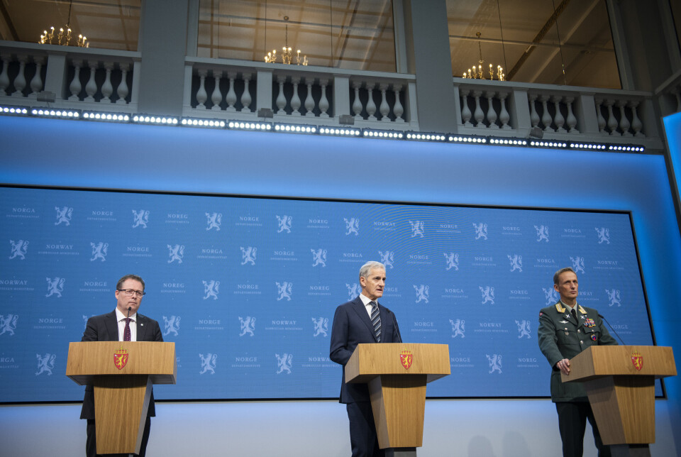 HEVER BEREDSKAPEN: Forsvarsminister Bjørn Arild Gram, statsminister Jonas Gahr Støre og forsvarssjef Eirik Kristoffersen under pressekonferansen mandag.
