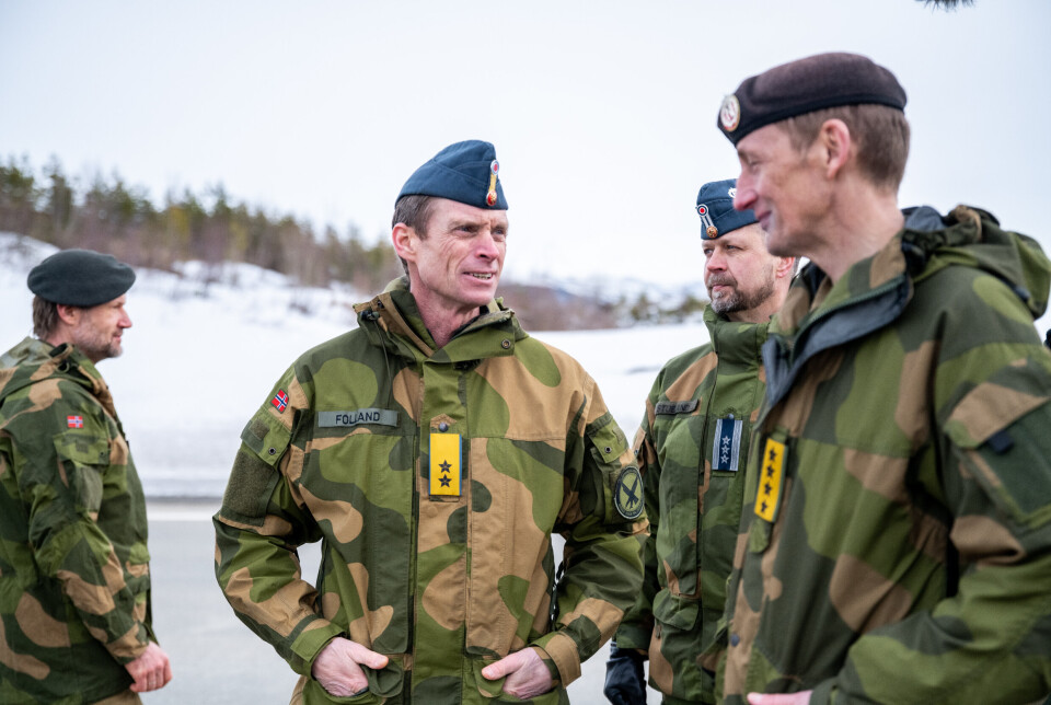 GODE SKUSSMÅL: Forsvarssjef Eirik Kristoffersen (t.h) har høye forventninger til hans nye representant i Brüssel. Her med Eirik Stueland under Cold Response i 2022.