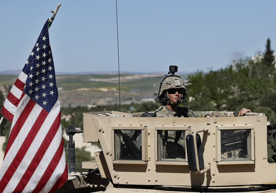 UTSATT: En amerikansk soldat bemanner et maskingevær på toppen av et pansret kjøretøy nord i Syria i 2018. Med våpensystemet CROWS kunne soldaten gjort den samme jobben fra innsiden av kjøretøyet.
