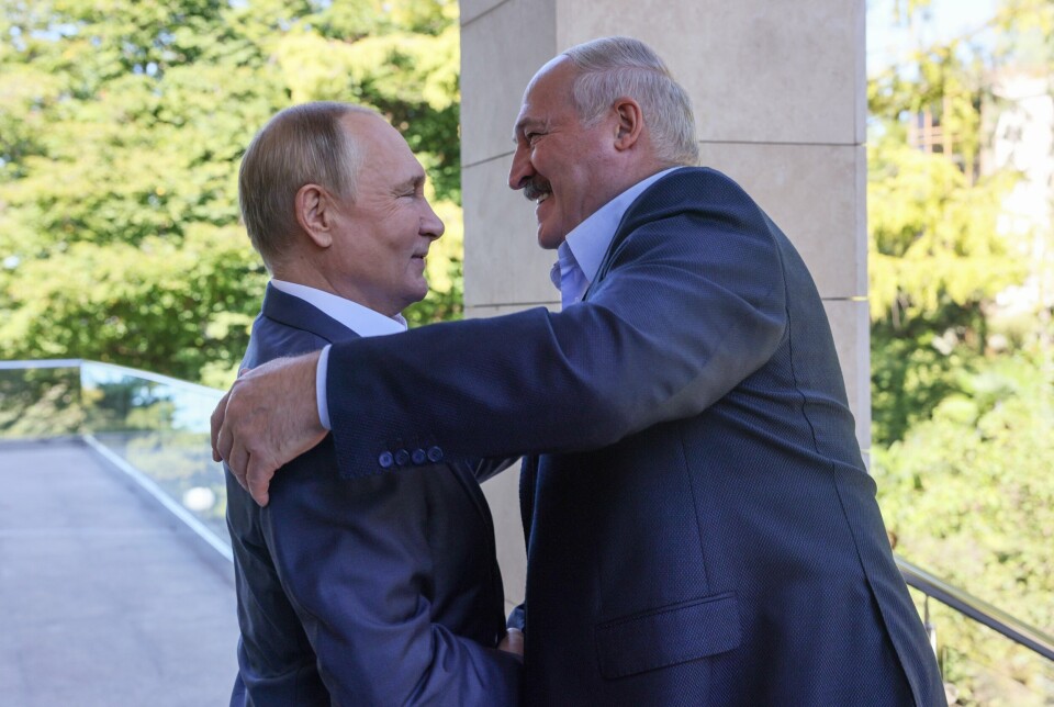 SAMARBEID: Tidligere i oktober sa Belarus-president Aleksandr Lukasjenko (t.h.) at de ville plassere felles styrker med Russland på grensen til Ukraina. Her med Vladimir Putin i slutten av september.