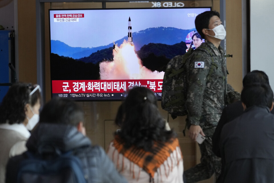 KRENKELSE: En sørkoreansk soldat går forbi en TV som viser arkivbilder fra tidligere nordkoreanske missiltester. Sør-Koreas president mener de siste nordkoreanske oppskytningene er en territoriell krenkelse.
