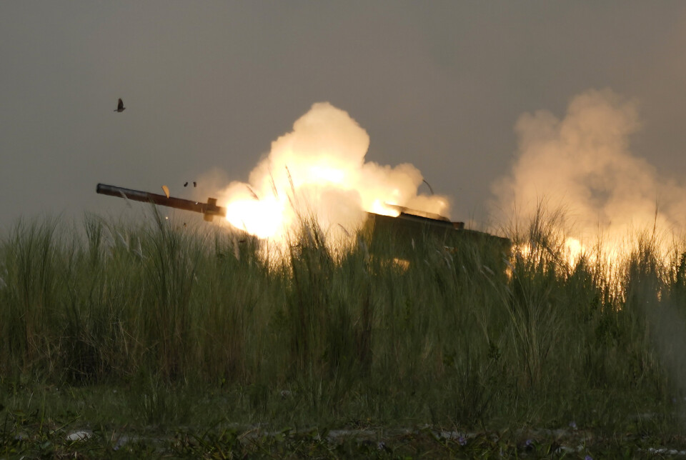 NORGE FÅR HANDLE: Et amerikansk M142 High Mobility Artillery Rocket System, eller Himars, avfyres under en øvelse på Filippinene i oktober 2022. Nå får Norge lov til å kjøpe våpensystemet fra USA.
