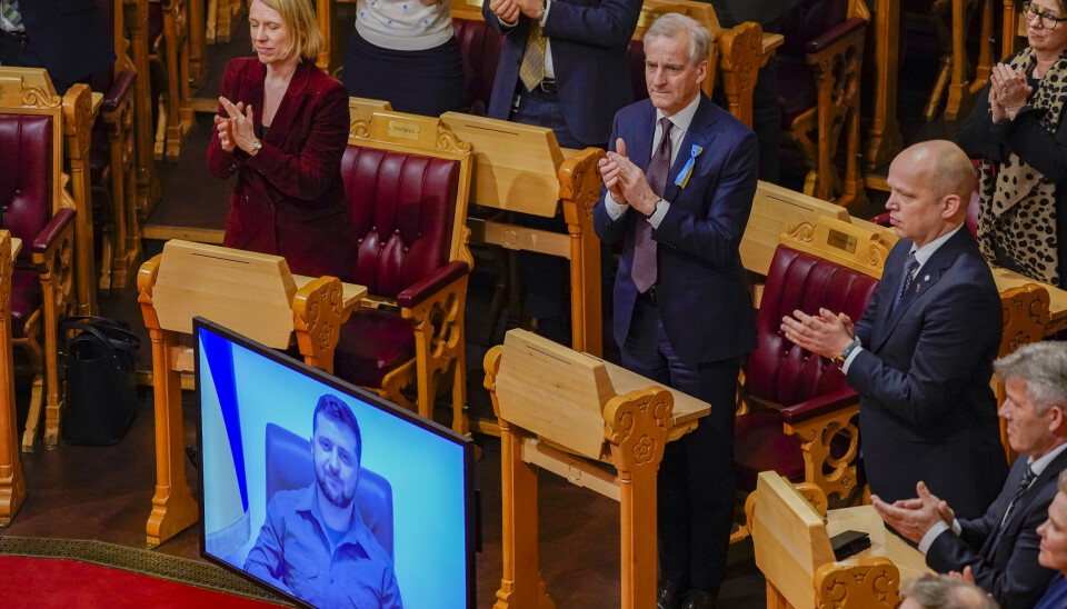 STORTINGET: Utenriksminister Anniken Huitfeldt og statsminister Jonas Gahr Støre og finansminister Trygve Slagsvold Vedum klapper til Ukrainas president Volodymyr Zelenskyj etter sin tale til Stortinget.