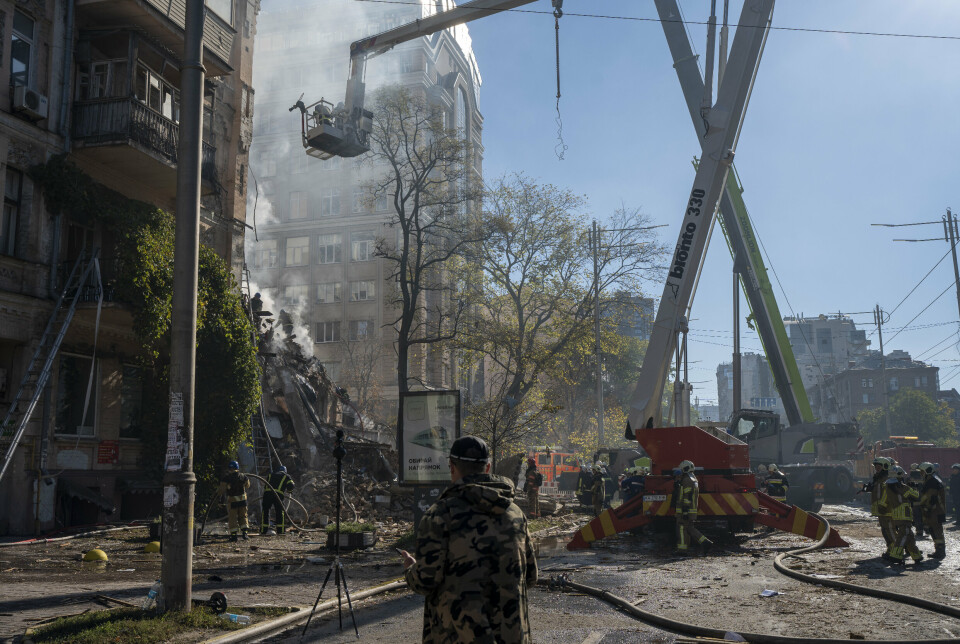 DRONEANGREP: Brannmenn i arbeid etter et droneangrep på den ukrainske hovedstaden 17. oktober 2022.