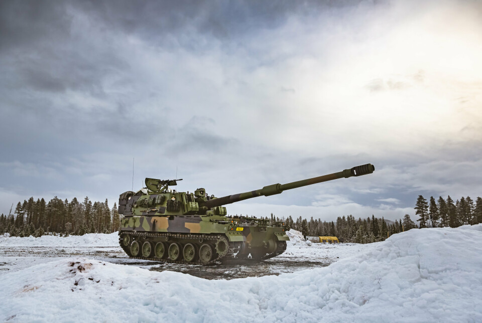 ØKT STYRKE: Hæren mottar i løpet av de neste to årene 4 nye K9 artillerivogner og 8 nye K10 ammunisjonskjøretøy. K9 under skarpskyting på Rena, januar 2020.