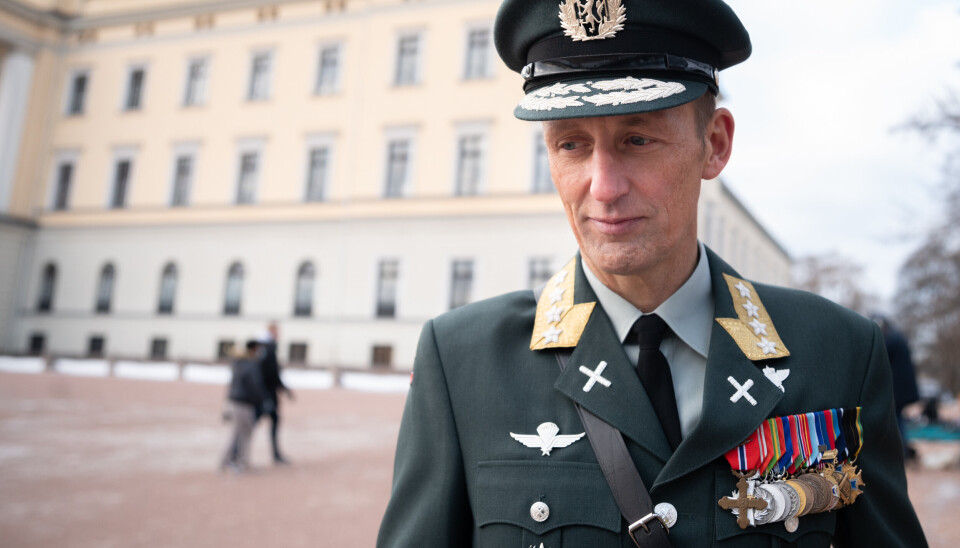 KRIGSKORSET: Forsvarssjef, Eirik Johan Kristoffersen fikk krigskorset med sverd av daværende forsvarssjef general Harald Sunde i 2011. Her fotografert utenfor Slottet 21. januar 2021.