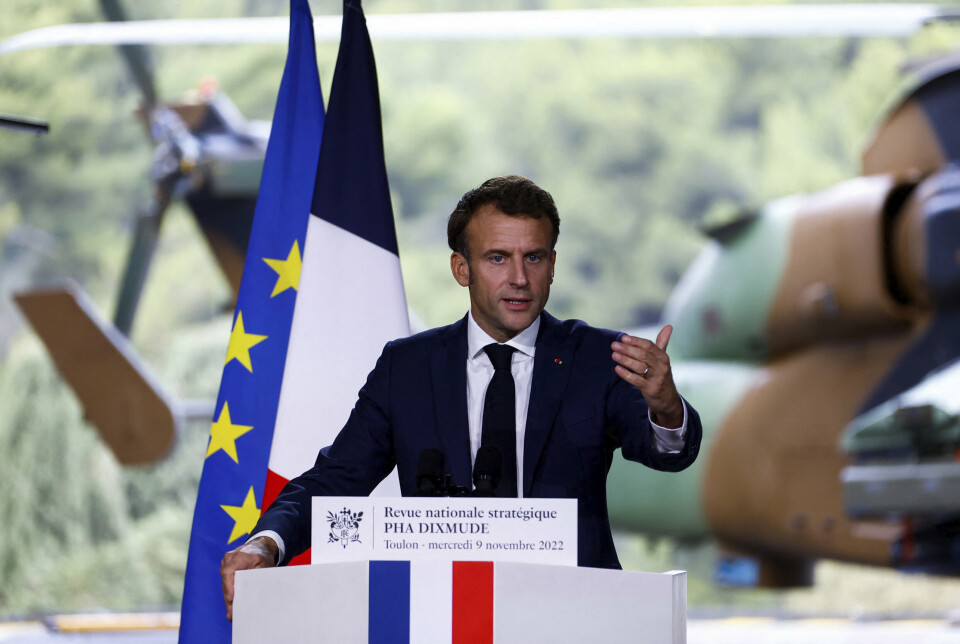 VIL STYRKE BÅND: Frankrike og Storbritannia skal holde et toppmøte om forsvars- og militærsamarbeid i 2023, sa Frankrikes president Emmanuel Macron under en tale på marinebasen i Toulon.