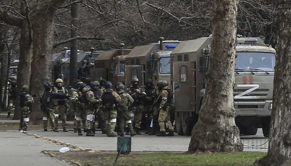 OKKUPANTER: Russiske soldater ved sine lastebiler på Frihetsplassen i Kherson 7. mars.