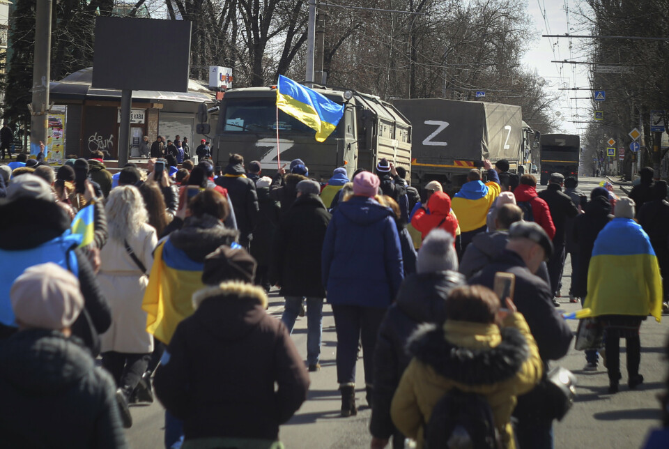 DEMONSTRERER: Ukrainere med ukrainske flagg demonstrerer mot russiske styrker i Kherson 20. mars.