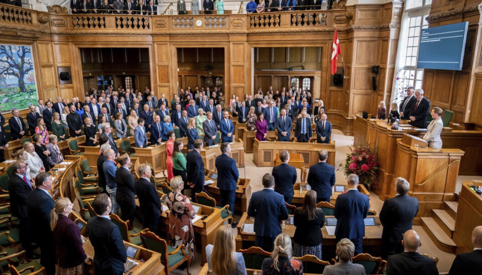 FOLKETINGET: Etter høstens valg i Danmark er det rødt flertall, men de folkevalgte skal likevel ledes av en fra blå blokk. Bildet er tatt under åpningen av Folketinget, den 4. oktober 2022. FOLKETINGET: Etter høstens valg i Danmark er det rødt flertall, men de folkevalgte skal likevel ledes av en fra blå blokk. Bildet er tatt under åpningen av Folketinget, den 4. oktober 2022.