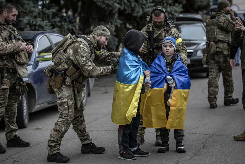 FRIGJORT: En ukrainsk soldat signerer flagget til en gutt i Kherson. Ukrainere i og rundt Kherson by har uttrykt stor lettelse over at området er frigjort fra russisk kontroll.