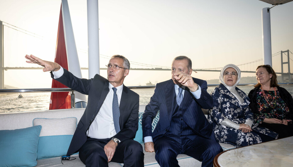 BOSPOROS: Nato-sjef Jens Stoltenberg på båttur med Tyrkias president Erdogan 4. november 2022. Deres respektive koner til høyre.