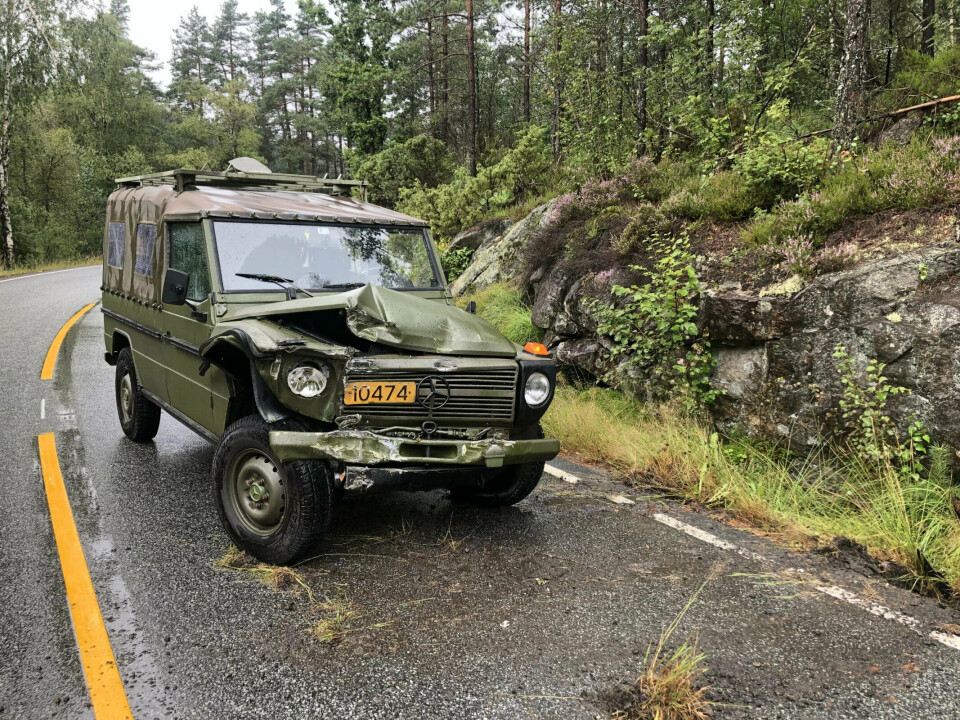 180 GRADER: En Mercedes Geländewagen kjørte av veien i Vennesla 9. august 2021, traff en bergnabb, snurret og ble stående baklengs.