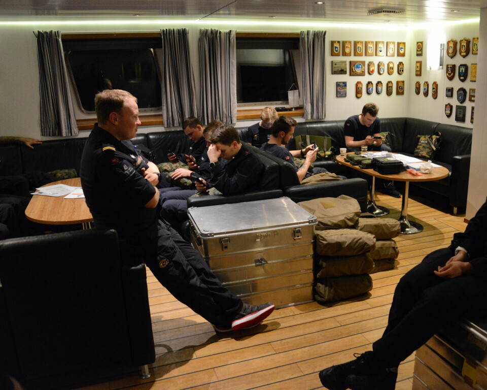 Mykland og Eilertsen i sofaen til høyre sjekker mobilene sine før en CBRN-øvelse på KV Sortland.