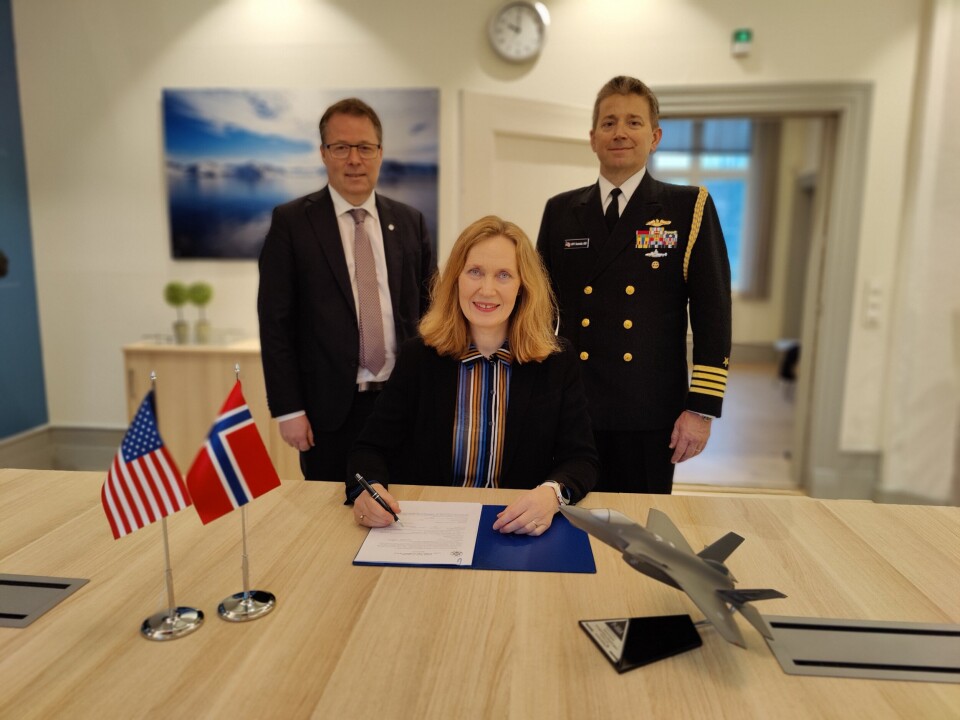 SIGNERT: Avtalen om kjøp av luft-til-luft-missiler ble signert tirsdag. Forsvarsminister Bjørn Arild Gram (Sp), direktør Forsvarsmateriell Gro Jære og USAs forsvarsattache til Norge Navy Captain Eric Severseike var til stede.