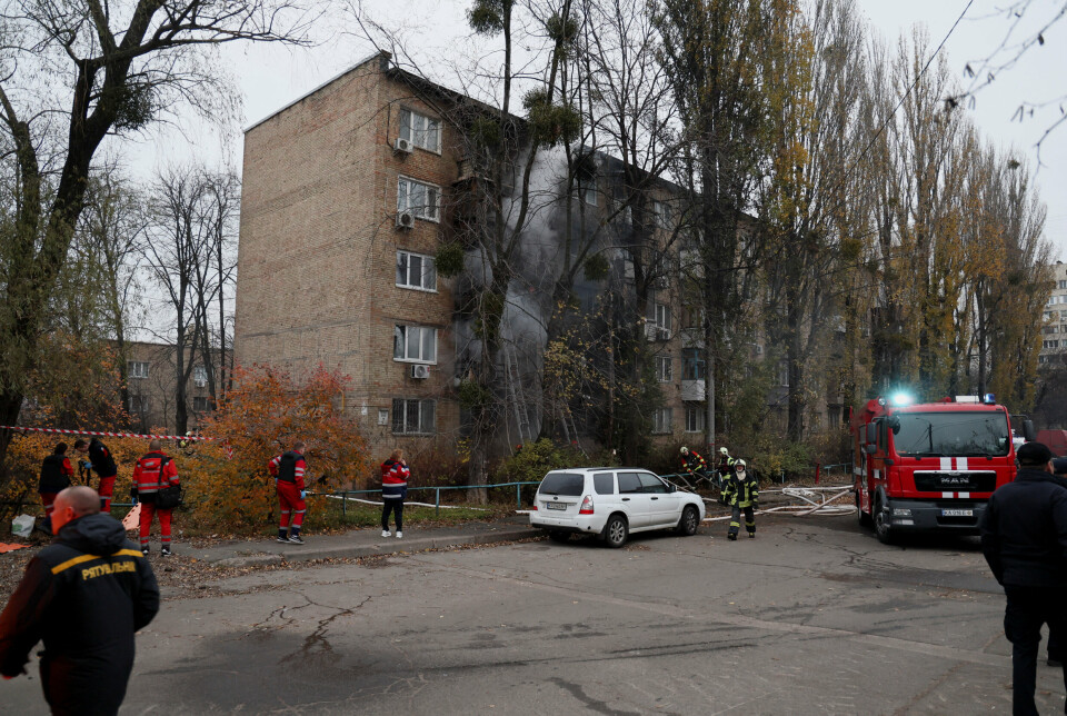 Brannmannskap arbeider med å slukke en brann i en bygning som tirsdag formiddag ble truffet av russiske rakettangrep. Kyiv, Ukraina 15. november 2022.