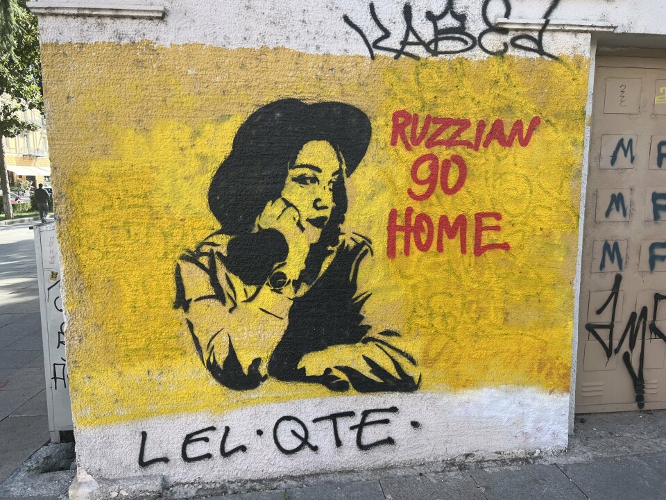 GRAFITTI: Flere vegger i Tbilisi er malt med antirussisk grafitti.