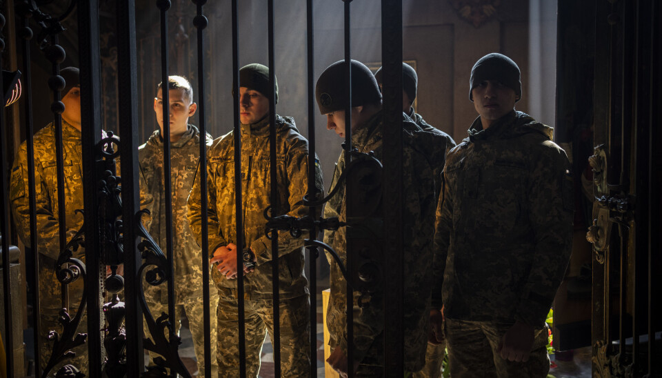 BEGRAVELSE: Kadetter deltar i en begravelsesseremoni for fire av de ukrainske soldatene, som ble drept under et luftangrep i en militærbase i Yavoriv, i en kirke i Lviv i Ukraina, 15. mars 2022. Minst 35 mennesker ble drept og mange såret i det russiske missilangrepet på en militær treningsbase nær Ukrainas vestlige grense til NATO-medlemmet Polen.