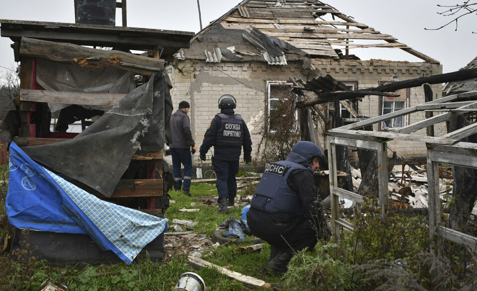 NYE ANGREP: Her inspiseres et ødelagt hus i landsbyen Novoselivka utenfor byen Donetsk i Ukraina, 16. november 2022.