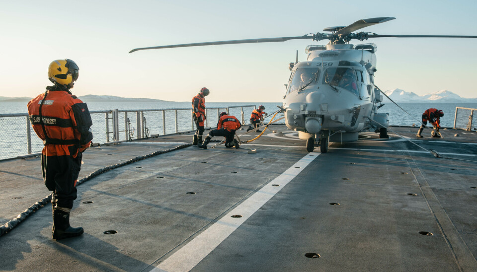 MARITIM HELIKOPTER: Et NH90-helikopter som fylles opp med drivstoff på KV Andenes. Bildet er tatt 1. mai 2020.