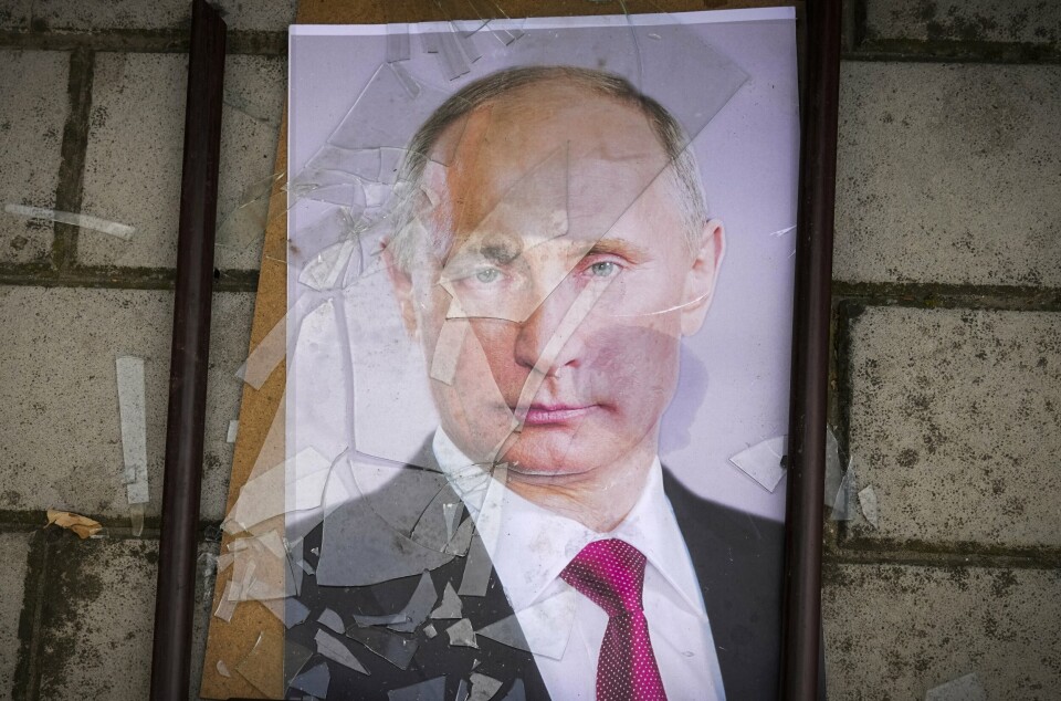 KHERSON: Et portrett av president Vladimir Putin ligger knust på bakken like ved det lokale fengslet i Kherson, Ukraina. Den russiske tilbaketrekkingen ble en milepæl for Ukraina, ni måneder etter Russlands invasjon. Bildet er fra 16. november 2022.