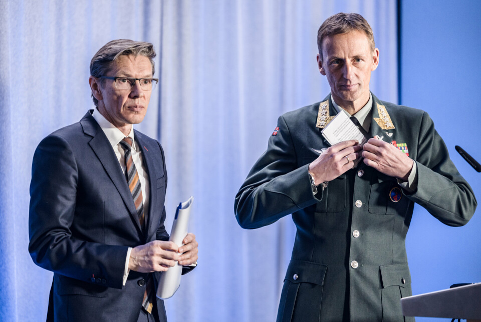 Gunnar Holm Ringen i PWC leverte fredag rapport om Forsvarets varslingsrutiner til forsvarssjef Eirik Kristoffersen.