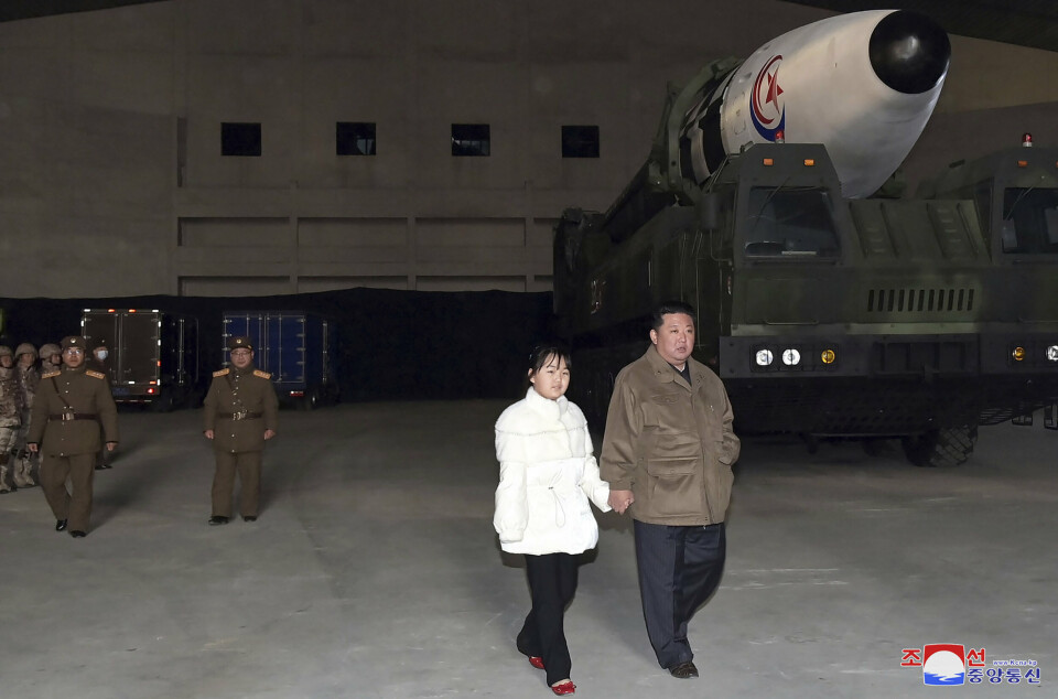 INSPISERER: Bildet av den nordkoreanske lederen, Kim Jong Un sammen med sin datter i Pyongyang hvor de inspiserer et missil på den internasjonale lufthavnen. Koreansk språk vannmerke på bildet som gitt av kilden lyder: 'KCNA' som er forkortelsen for Korean Central News Agency.