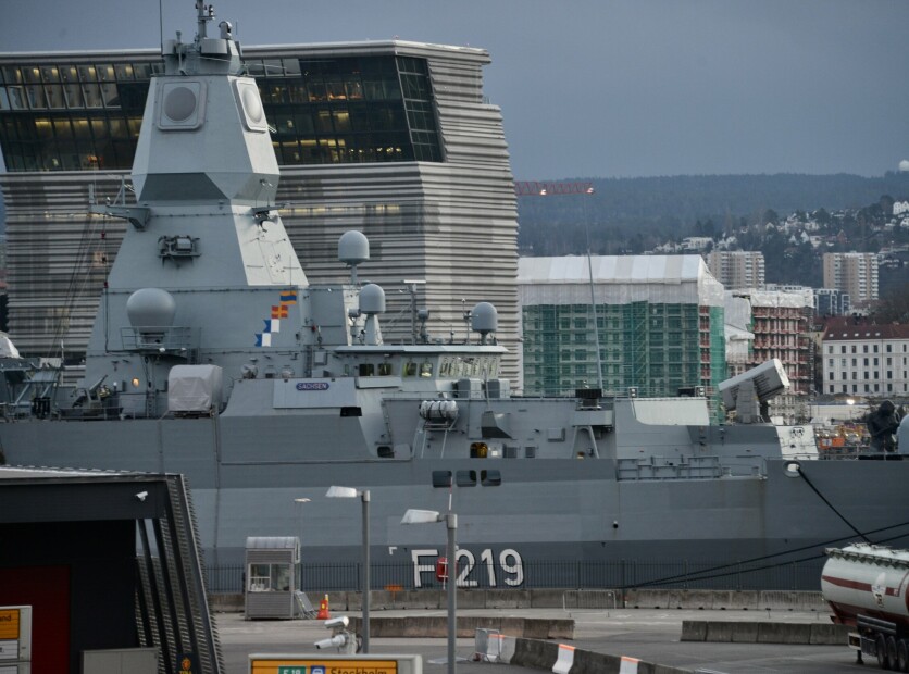 Den tyske fregatten Sachsen i Oslo 21. november 2022. Munch-museet i bakgrunnen.