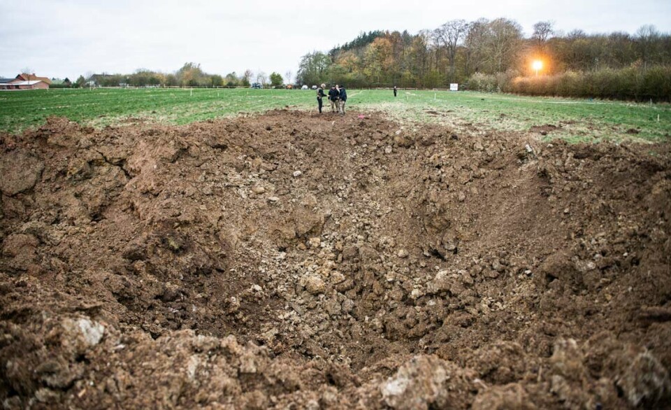 KRATER: De to 500-kilos bombene fra andre verdenskrig utgjorde en sikkerhetsrisiko og ble dermed destruert onsdag 16. november.