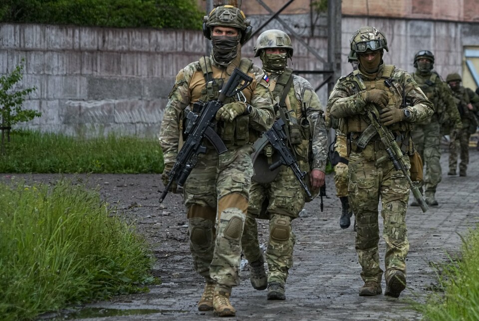 STORE TAP: Storbritannias forsvarsdepartement tror rundt 302.000 russiske militærpersonell har blitt drept eller skadet som følge av krigen i Ukraina. Avbildet er russiske soldater i Mariupol i mai 2022.