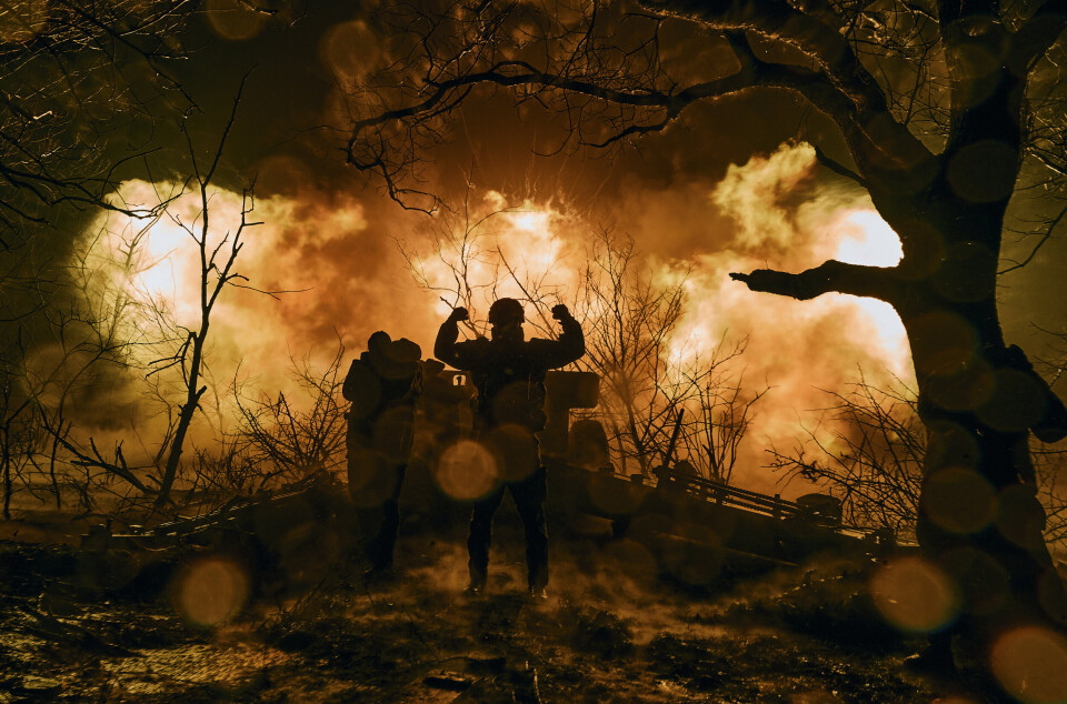 BAKHMUT: Ukrainske soldater skyter med artilleri mot russiske posisjoner i Bakhmut i Donetsk 20. november.