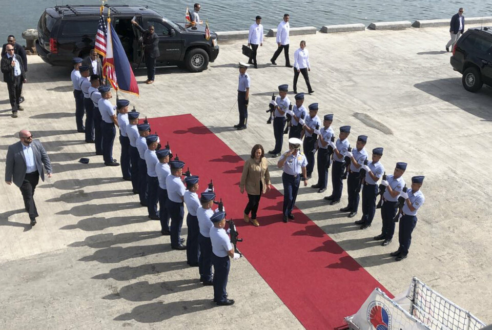 PALAWAN: Den amerikanske visepresidenten Kamala Harris møtte den filippinske kystvakten under besøket.