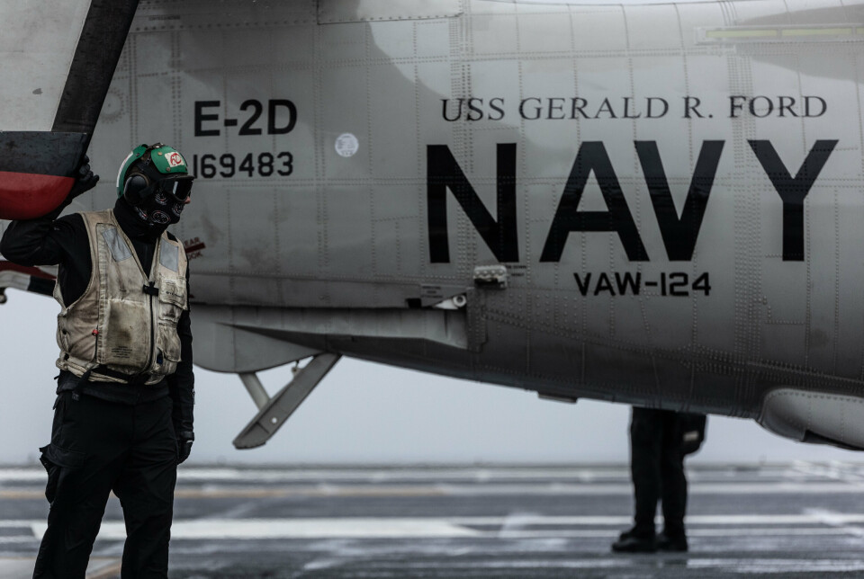«TAKEOFF»: En soldat fra den amerikanske marinen forbereder seg på avgang av et E-2 Hawkeye overvåkingsfly.