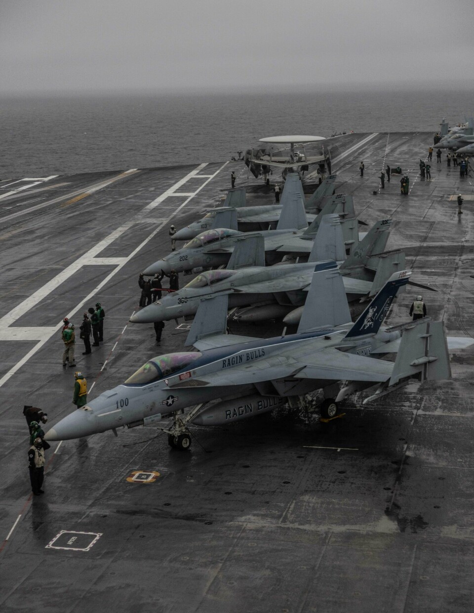 CANADA: US Navy F/A-18 Super Hornets ligger langs flydekket til USS Gerald R. Ford utenfor kysten av Halifax, Canada.