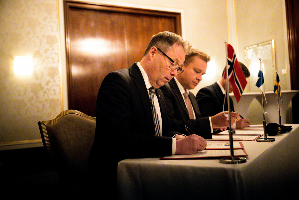 SAMARBEID: Forsvarsminister Bjørn Arild Gram (Sp), Finlands forsvarsminister Antti Kaikkonen og svensk forsvarsminister Pål Jonson signerer avtalen tirsdag.