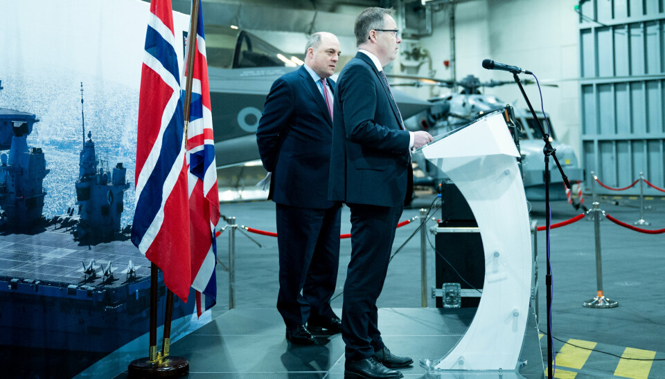 HANGARDEKKET: Den britiske forsvarsministeren Ben Wallace og Norges forsvarsminister Bjørn Arild Gram etter Northern Group-møtet på HMS Queen Elizabeth i Oslo, 23. november 2022.