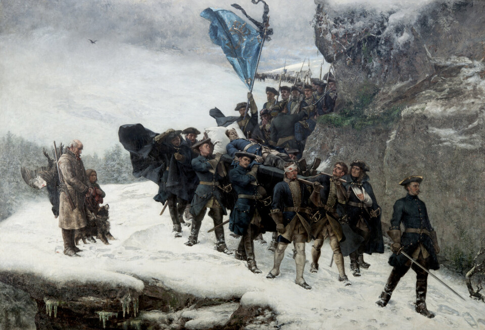 DREPT I HALDEN: Maleriet «Karl XIIs likfärd», malt i 1878 av den svenske historiemaleren Gustaf Cederström (1845-1933), i dag på Göteborgs kunstmuseum. Bildet skildrer de svenske styrkenes tilbaketog etter den mislykkede beleiringen av Fredriksten festning under det andre Norgesfelttoget i 1718, og hvor den svenske kongen Karl XII ble skutt og drept.