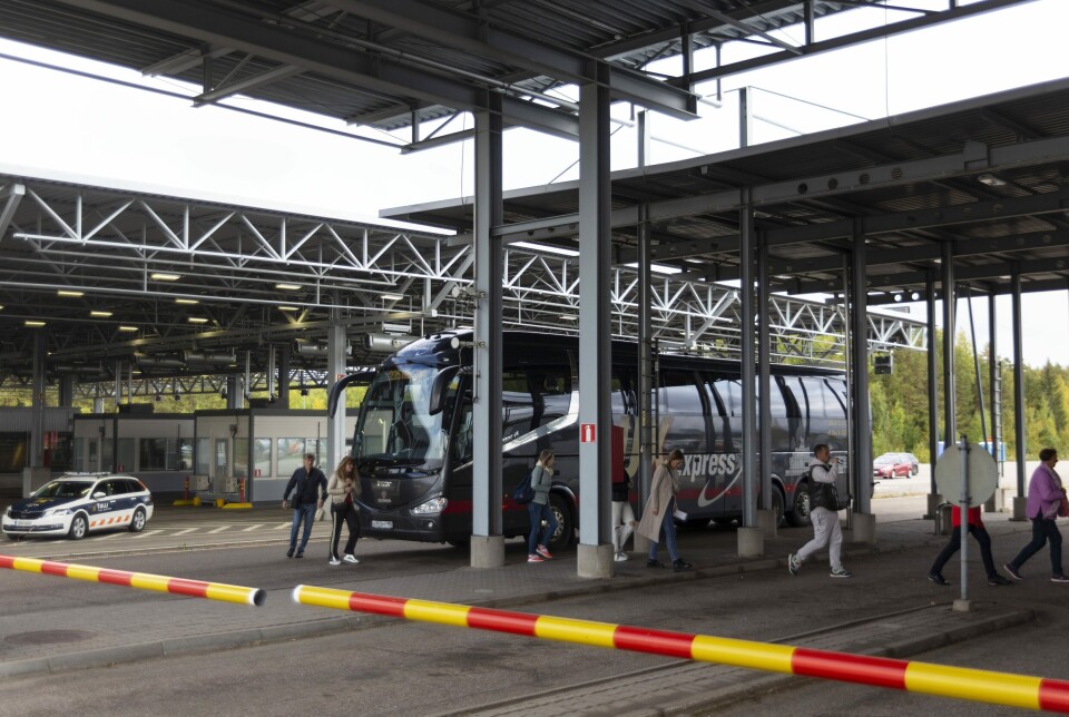 HØYERE: Russiske passasjerer går ut av en buss for passkontrollen ved Vaalimaa-grensekontrollen i Virolahti mellom Finland og Russland. Den lange grensen mellom Finland og Russland går gjennom tette skoger og har bare vært merket med lave gjerder. Nå skal Finland sette opp sterkere og høyere gjerder på deler av grensen i et tiltak ment å stanse illegal migrasjon.