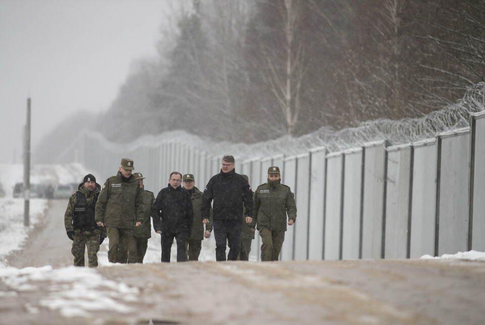 HINDER: Polens innenriksminister Mariusz Kaminski, i midten, besøkte grensemuren i Nomiki i Polen tidligere denne måneden. Besøket markerte fullføringen av den første delen av den elektroniske overvåkingen satt opp på metallmuren mot Belarus. Muren er bygget for å hindre en strøm av migranter som Belarus sender mot grensen.