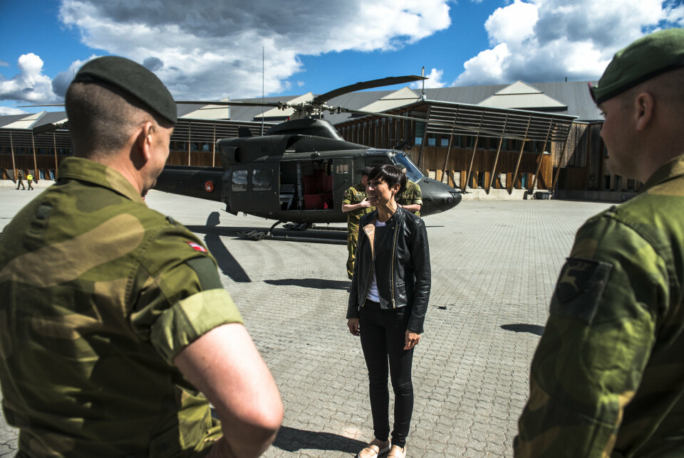 HÆRBESØK: Ine Eriksen Søreide var forsvarsminister i Solberg-regjeringen. Bildet er fra et besøk til Hæren.