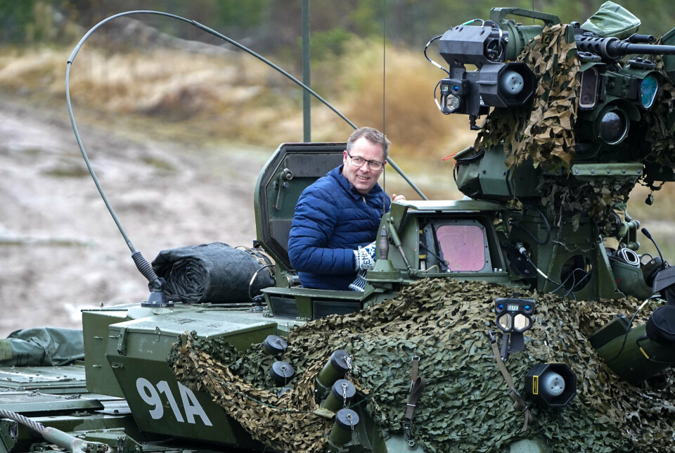 RENA: Forsvarsminister Bjørn Arild Gram (Sp) på tur i tanks under et besøk hos Hæren på Rena leir på Østlandet.