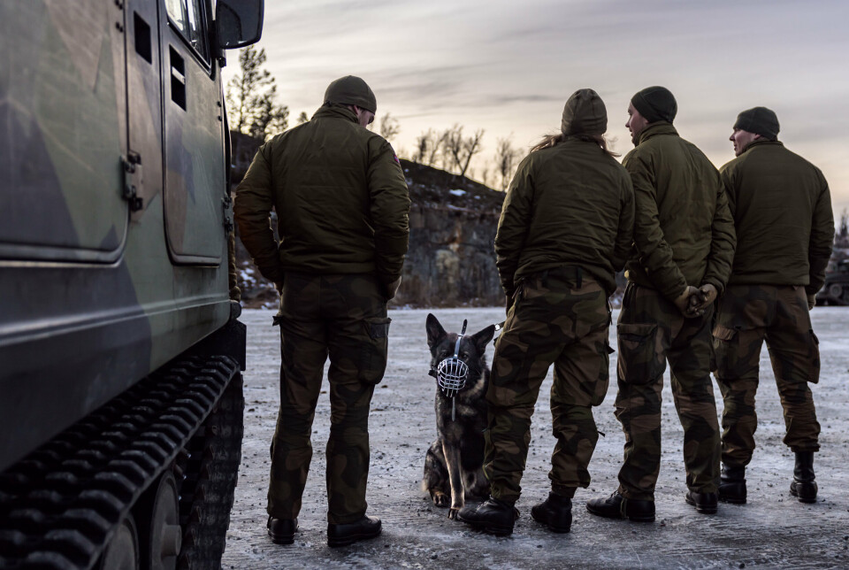 HUNDEFØRERE: Berg og Sørbu trener daglig med hundene sine, og ser for seg at det blir minst like mye trening i Litauen. Hunden Konan skal også med.