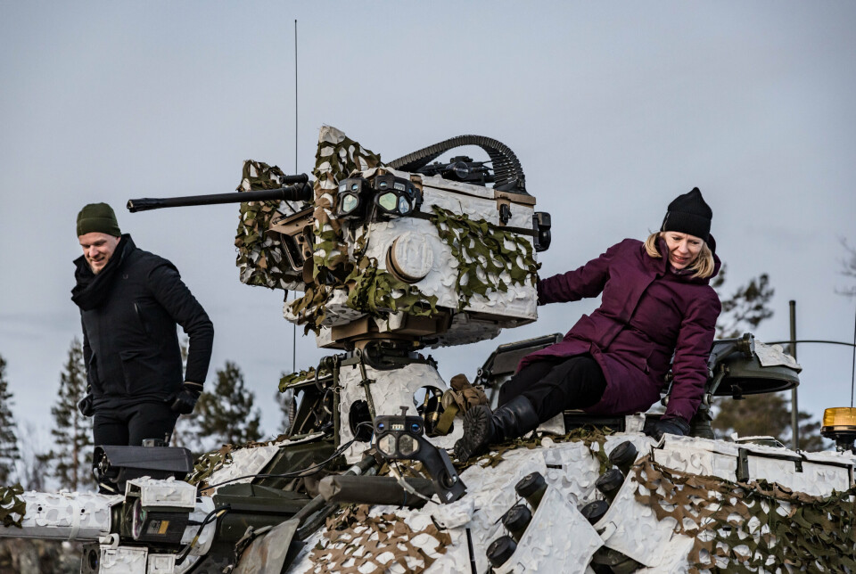 UTFORSKER: Den litauiske utenriksministeren Gabrielus Landsbergis og Norges utenriksminister Anniken Huitfeldt utforsker flere av vognene som stod oppstilt under pressemøtet.