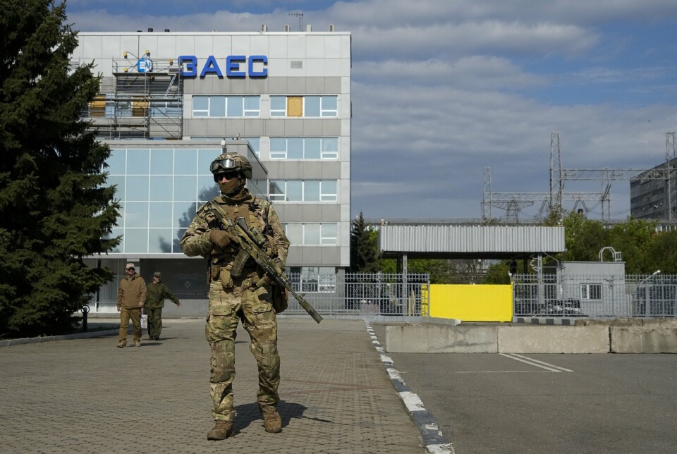 TILBAKETREKNING: En russisk soldat holder vakt utenfor atomkraftverket Zaporizjzja i Ukraina.