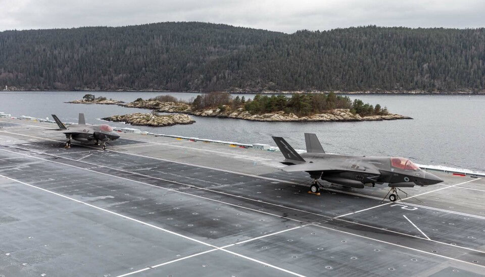 HANGARSKIP: HMS Queen Elizabeth seilte opp Oslo-fjorden 21. november 2022 med F-35 på flydekket. HMS Queen Elizabeth sørover gjennom Oslo-fjorden.