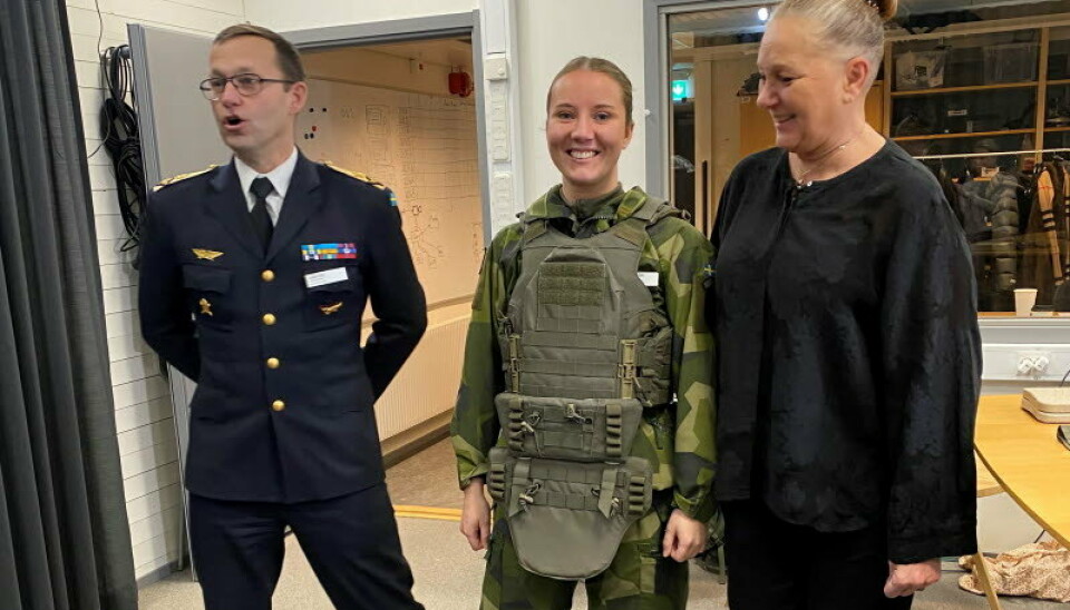 TILPASSET: En svensk soldat viser frem den nye kampvesten 23 D som vil være spesial tilpasset kvinner i det svenske forsvaret.