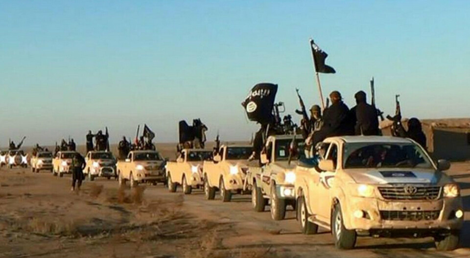 TERRORGRUPPE: Bildet viser en kolonne med IS-soldater med det velkjente sorte flagget utenfor Raqqa i Syria i 2014.