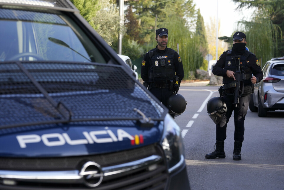 VAKTHOLD: To spanske politimenn sikrer området utenfor den den ukrainske ambassaden i Madrid.